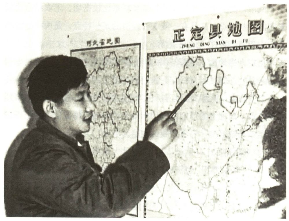 年轻的习近平在办公室地图前谋划正定的发展。