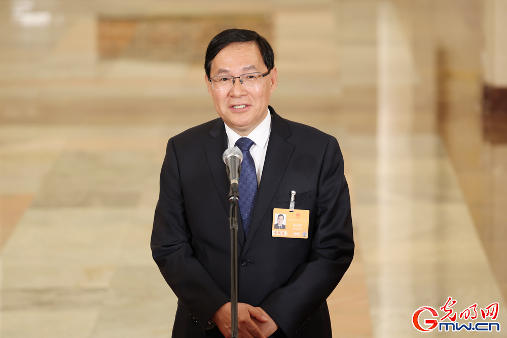 张玉卓答光明日报记者问：央企三年战新产业投资7.4万亿元 形成5个万亿级规模产业