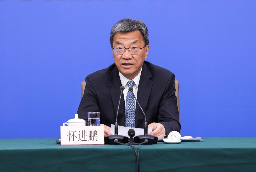 教育部部长谈健康教育：让“班超”“校超”燃动校园