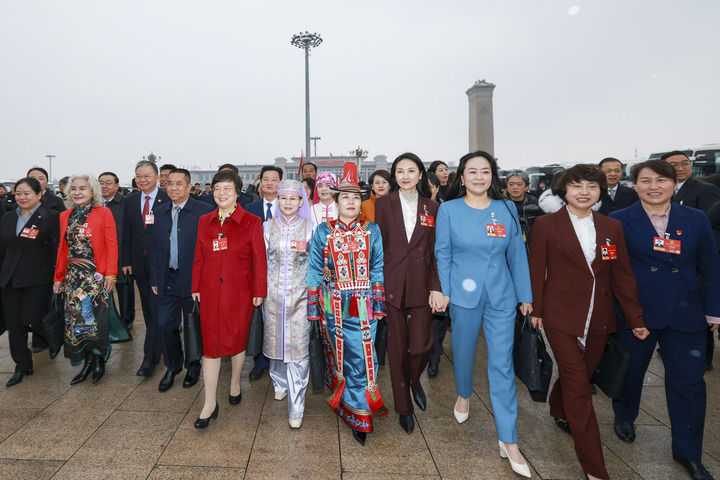 两会新华鲜报｜春光万里！每一位妇女都是主角