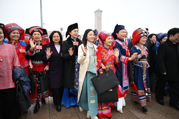 两会新华鲜报｜春光万里！每一位妇女都是主角