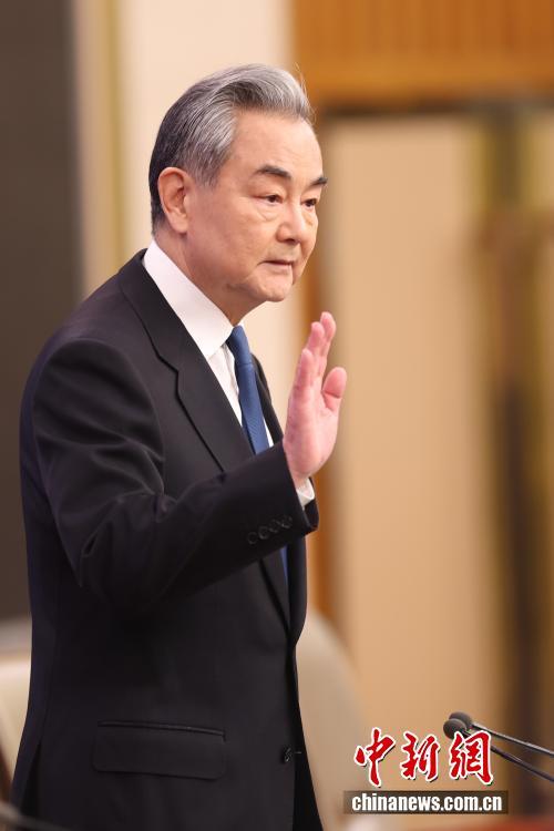 十四届全国人大四次会议举行外交主题记者会