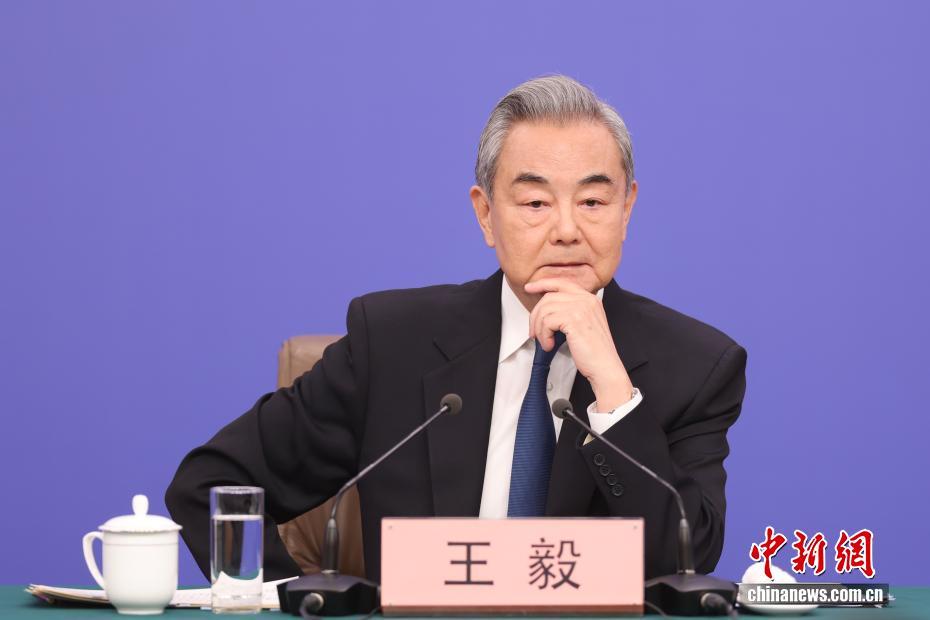 十四届全国人大四次会议举行外交主题记者会