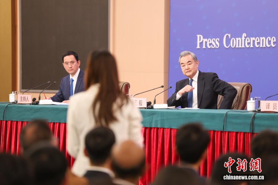 十四届全国人大四次会议举行外交主题记者会