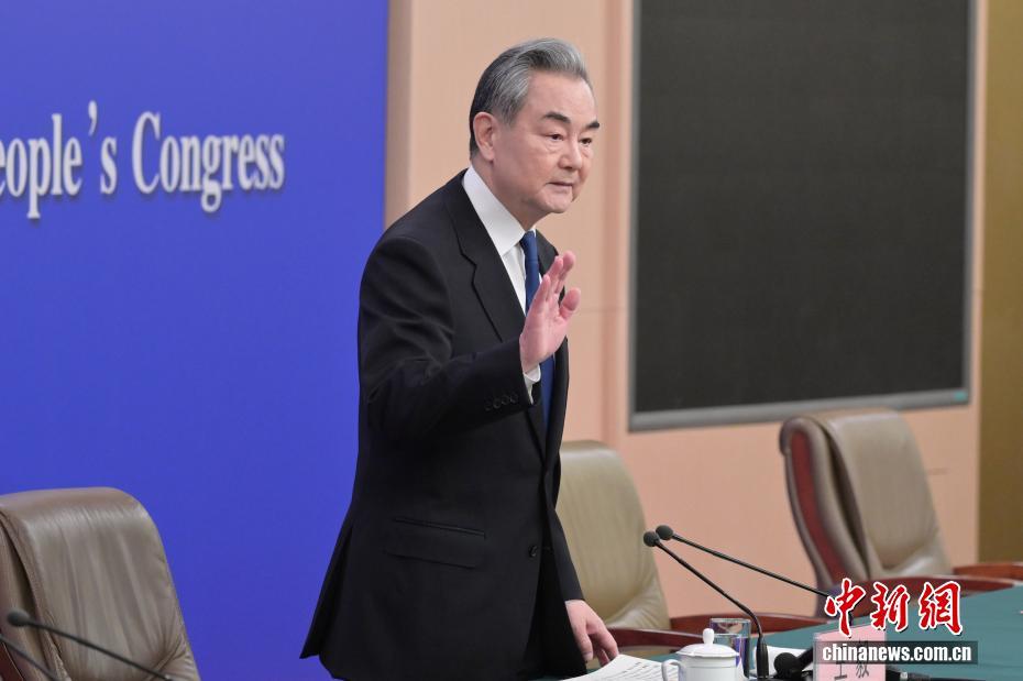 十四届全国人大四次会议举行外交主题记者会