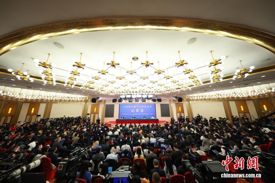 十四届全国人大四次会议举行外交主题记者会