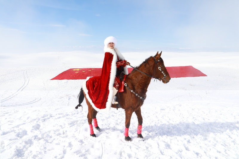 以一身热爱,让世界看见家乡——追记贺娇龙 以一身热爱,让世界看见家乡——追记贺娇龙