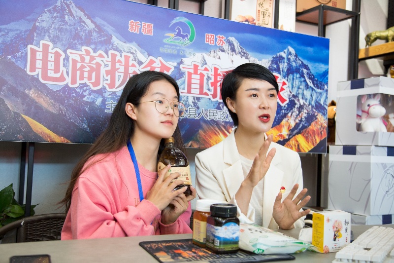 以一身热爱,让世界看见家乡——追记贺娇龙 以一身热爱,让世界看见家乡——追记贺娇龙