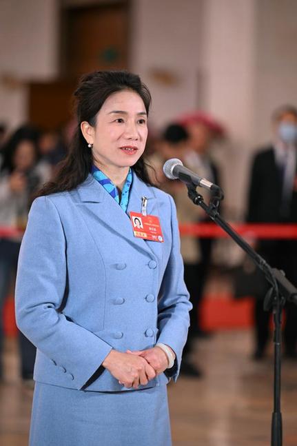 黄花春代表答光明日报记者问:纾解青少年心理问题,爱心是基础专业是钥匙 黄花春代表答光明日报记者问:纾解青少年心理问题,爱心是基础专业是钥匙