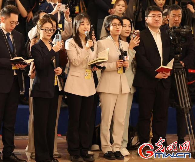 黄花春代表答光明日报记者问:纾解青少年心理问题,爱心是基础专业是钥匙 黄花春代表答光明日报记者问:纾解青少年心理问题,爱心是基础专业是钥匙