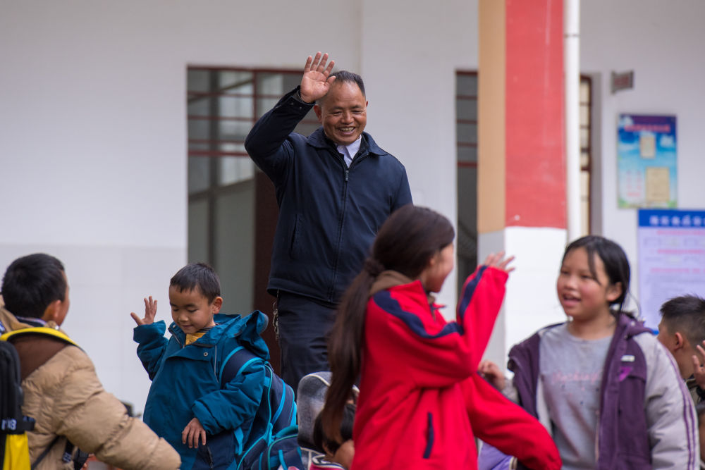 习近平总书记引领推进中华民族共同体建设