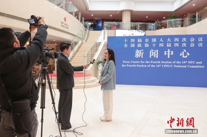 外媒看两会:一个自信、负责任的中国正呈现在世界面前 2月27日,设在北京梅地亚中心的全国两会新闻中心正式启用。图为媒体记者在新闻中心采访报道。<a target='_blank' href='/'><p align=