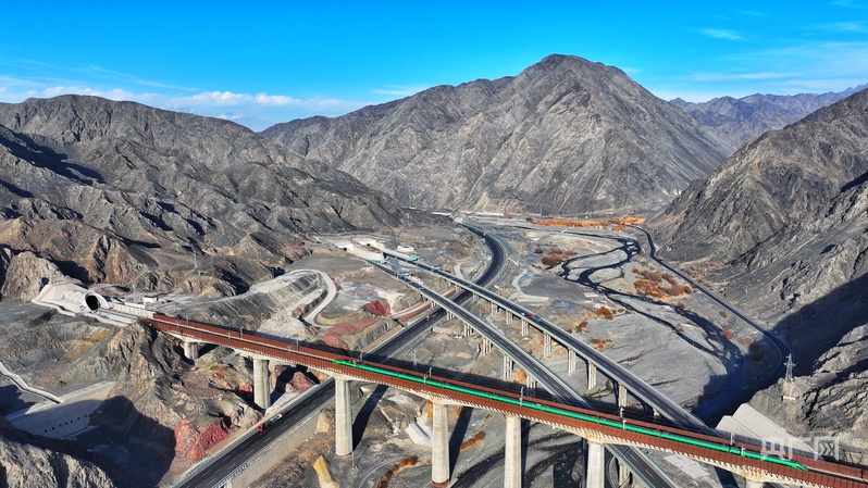 高质量发展“新”速度丨新疆立体交通铸就丝路经济繁荣“黄金廊道” 高质量发展“新”速度丨新疆立体交通铸就丝路经济繁荣“黄金廊道”