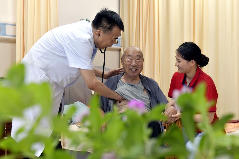 新华鲜报|首超3万亿元!2025年医保“家底”更厚实 新华鲜报|首超3万亿元!2025年医保“家底”更厚实