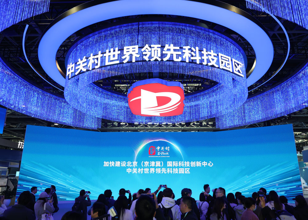 新华鲜报|向前冲!这个“村”不一般 新华鲜报|向前冲!这个“村”不一般