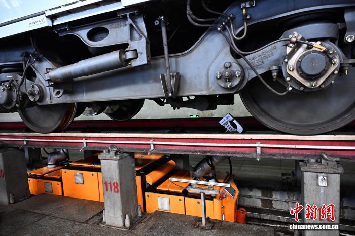 人机协同赋能 中国高铁检修迎来新“智变” 人机协同赋能 中国高铁检修迎来新“智变”