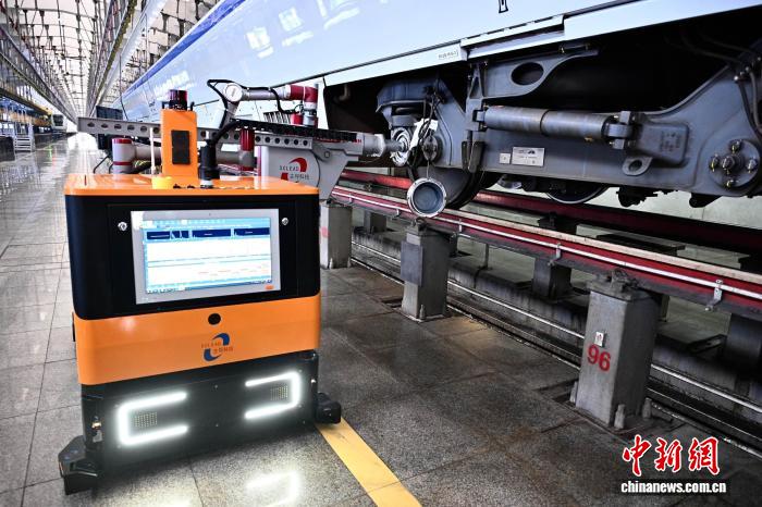 人机协同赋能 中国高铁检修迎来新“智变” 人机协同赋能 中国高铁检修迎来新“智变”
