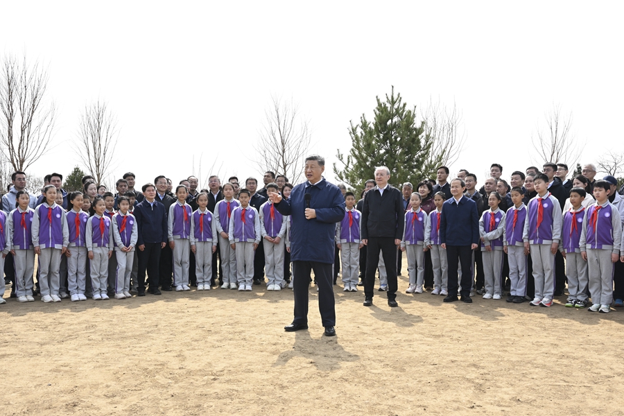 党和国家领导人参加首都义务植树活动