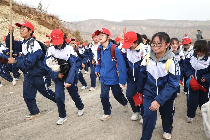 “长征路”常走常新 宁夏固原连续31年组织师生徒步百里祭英烈