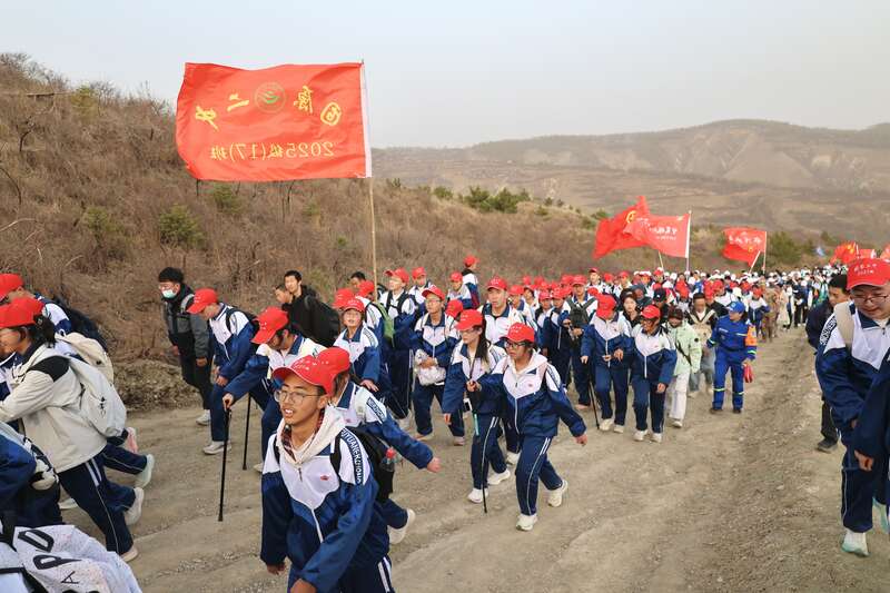 “长征路”常走常新 宁夏固原连续31年组织师生徒步百里祭英烈