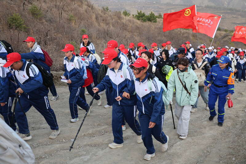 “长征路”常走常新 宁夏固原连续31年组织师生徒步百里祭英烈