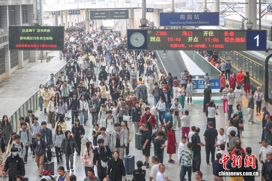 清明假期首日 全社会跨区域人员流动量预计约2.96亿人次 清明假期首日 全社会跨区域人员流动量预计约2.96亿人次