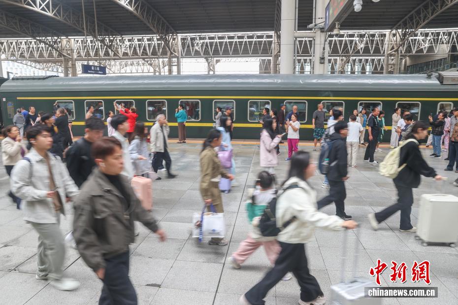 清明假期首日 全社会跨区域人员流动量预计约2.96亿人次