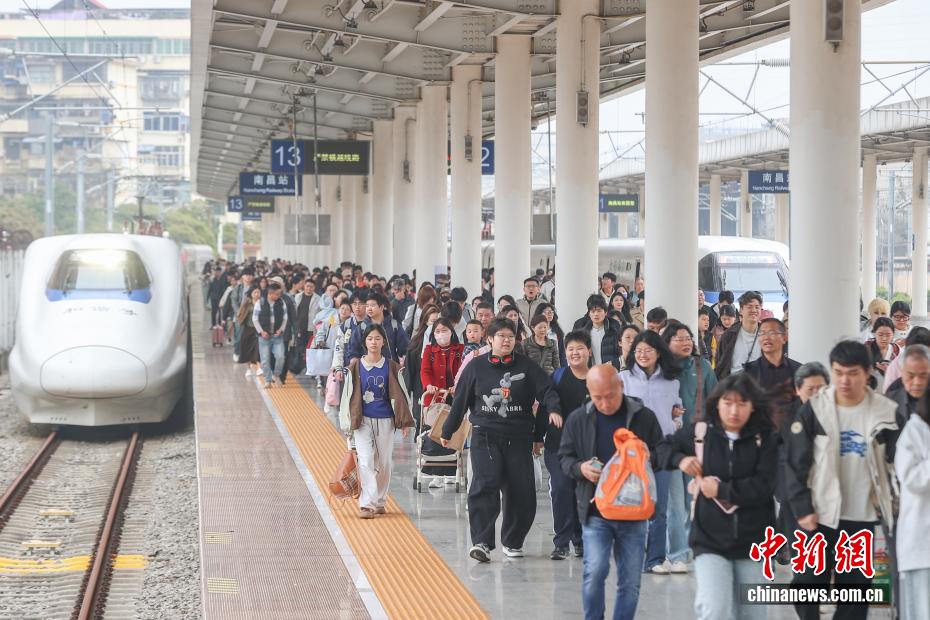 清明假期首日 全社会跨区域人员流动量预计约2.96亿人次 清明假期首日 全社会跨区域人员流动量预计约2.96亿人次