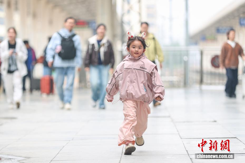 清明假期首日 全社会跨区域人员流动量预计约2.96亿人次