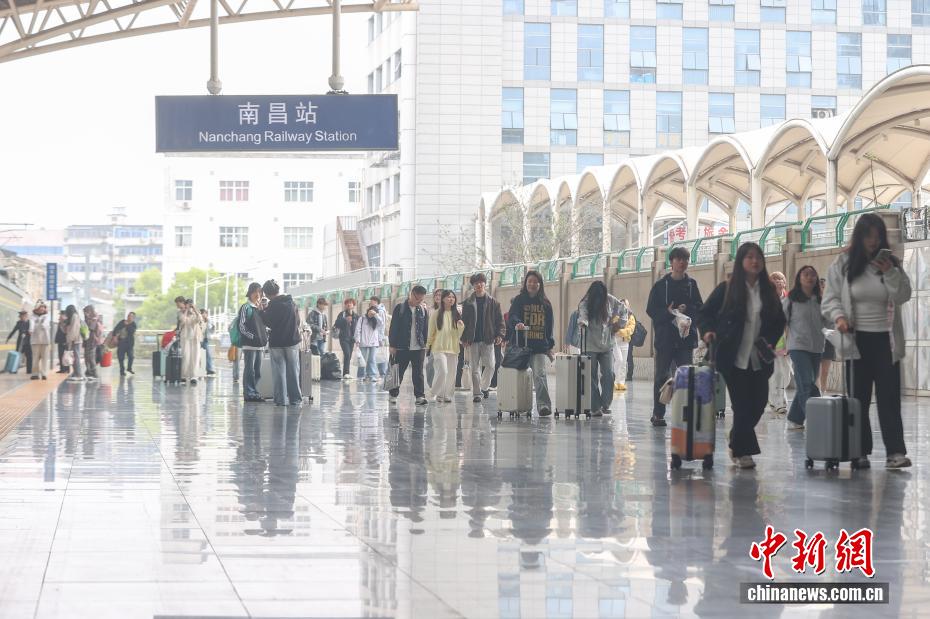 清明假期首日 全社会跨区域人员流动量预计约2.96亿人次 清明假期首日 全社会跨区域人员流动量预计约2.96亿人次