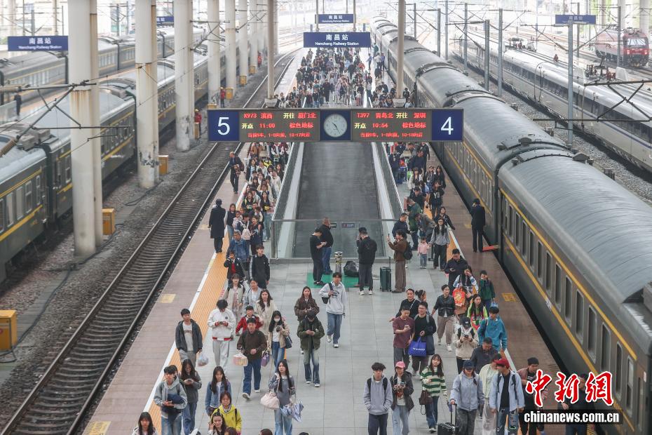 清明假期首日 全社会跨区域人员流动量预计约2.96亿人次 清明假期首日 全社会跨区域人员流动量预计约2.96亿人次