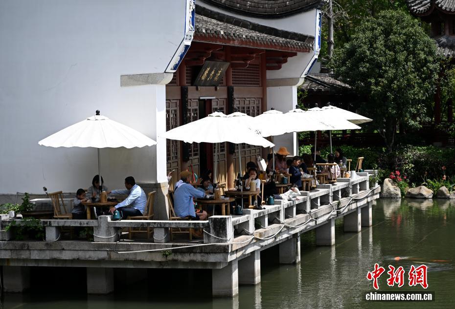 清明假期 各地民众踏青享受户外时光 清明假期 各地民众踏青享受户外时光