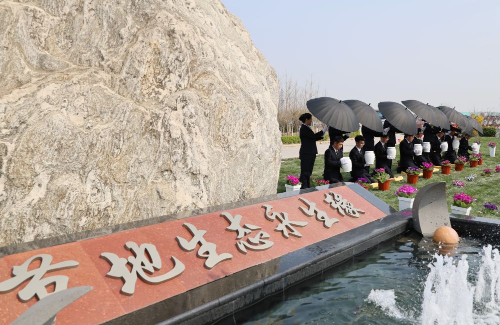 新华鲜报｜慎终追远 思念在花海与“云端”流淌