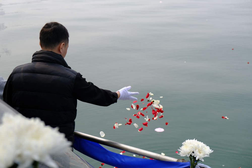 新华鲜报｜慎终追远 思念在花海与“云端”流淌