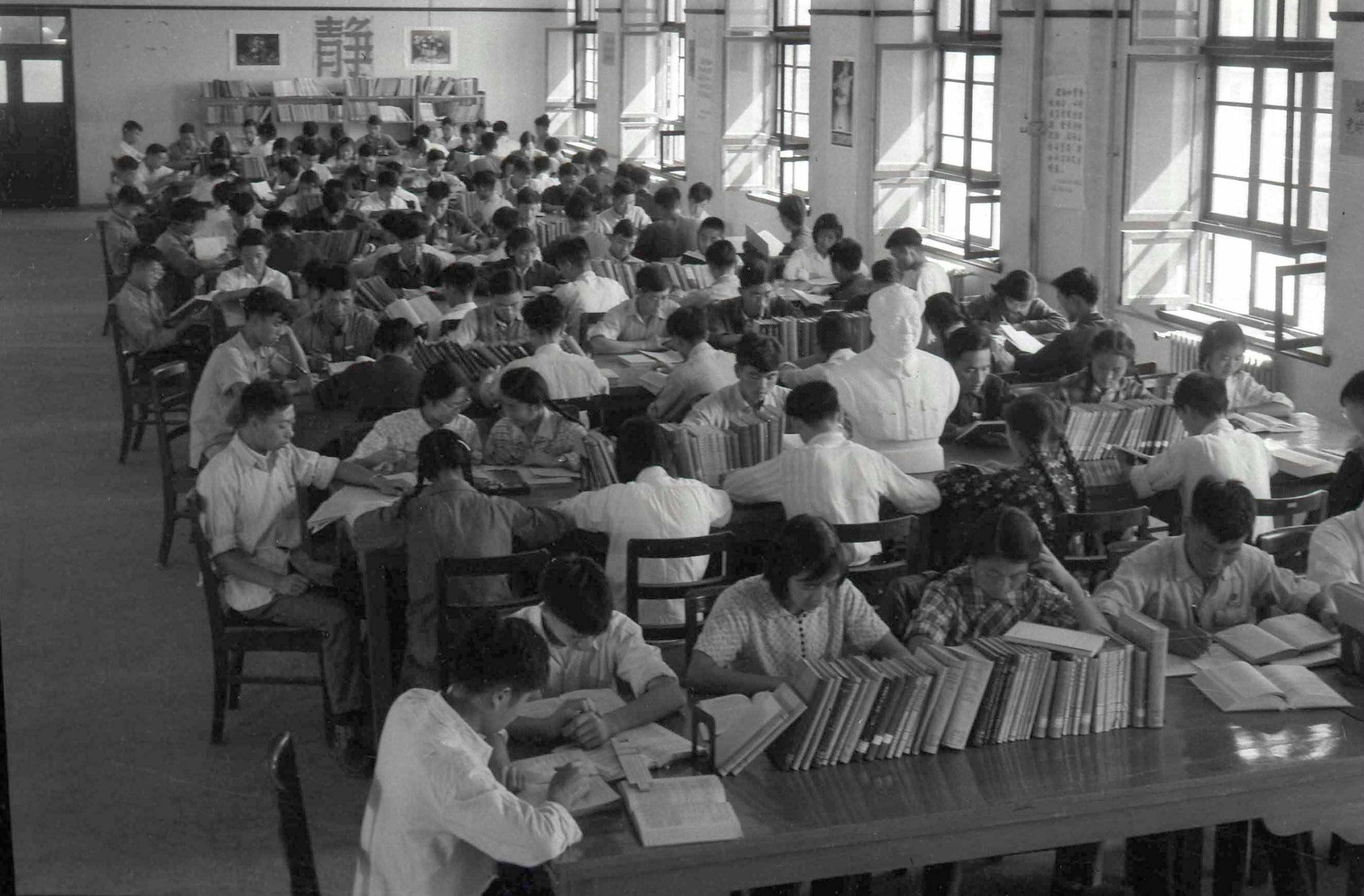 1959年，学生们在西迁后的交大校园图书馆阅览室内学习（资料照片）。