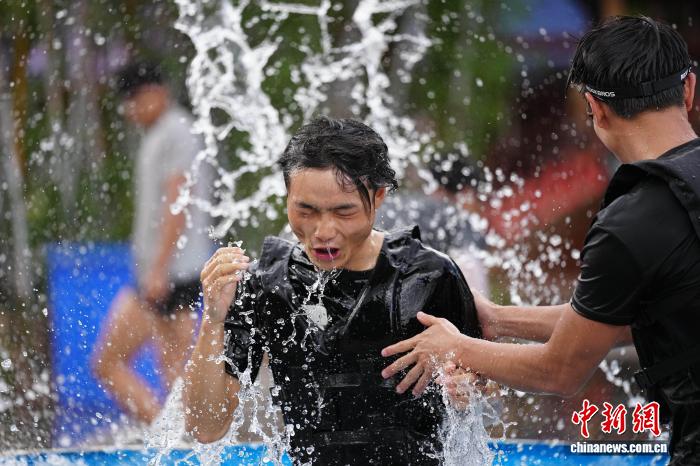 云南昆明：泼水节启幕吸引游客共赴欢乐