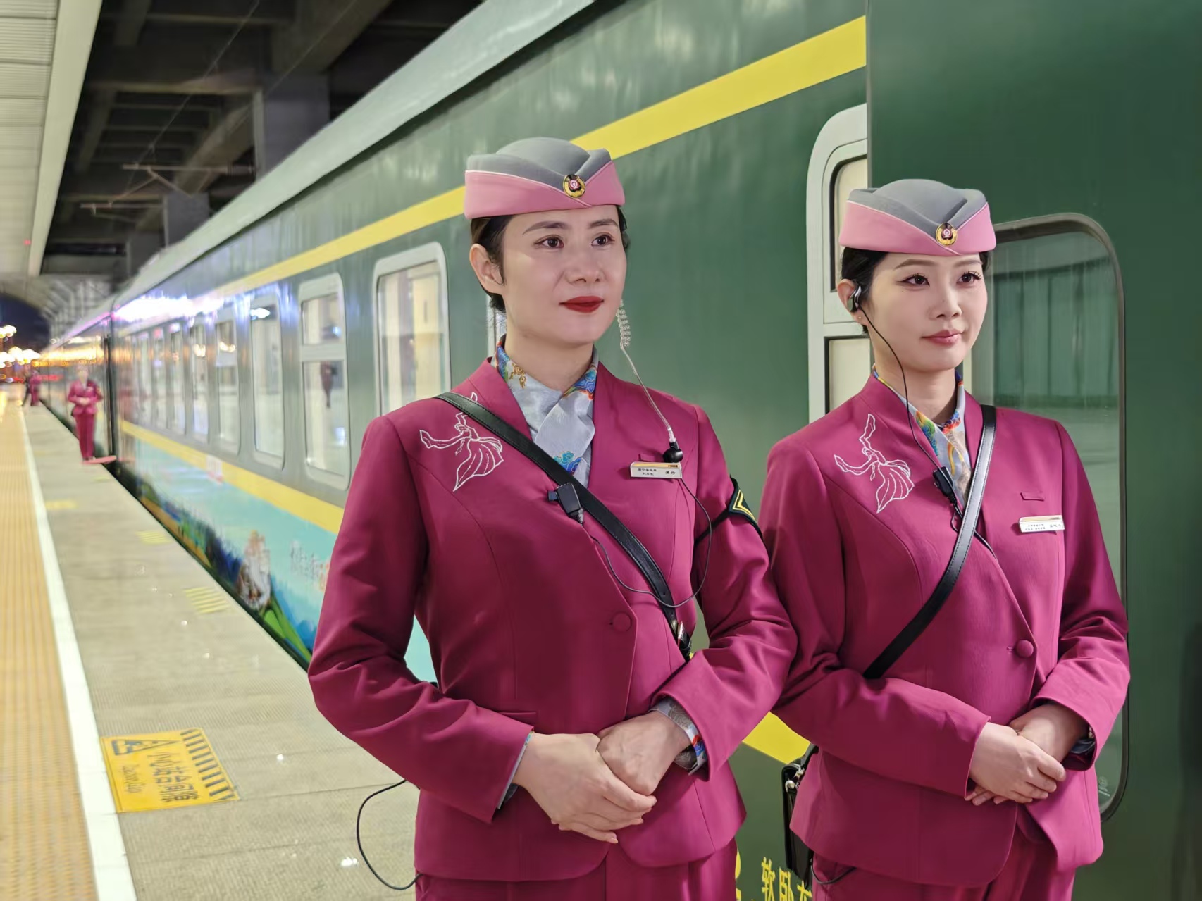 高原铁路开行今年首趟桃花节主题专列