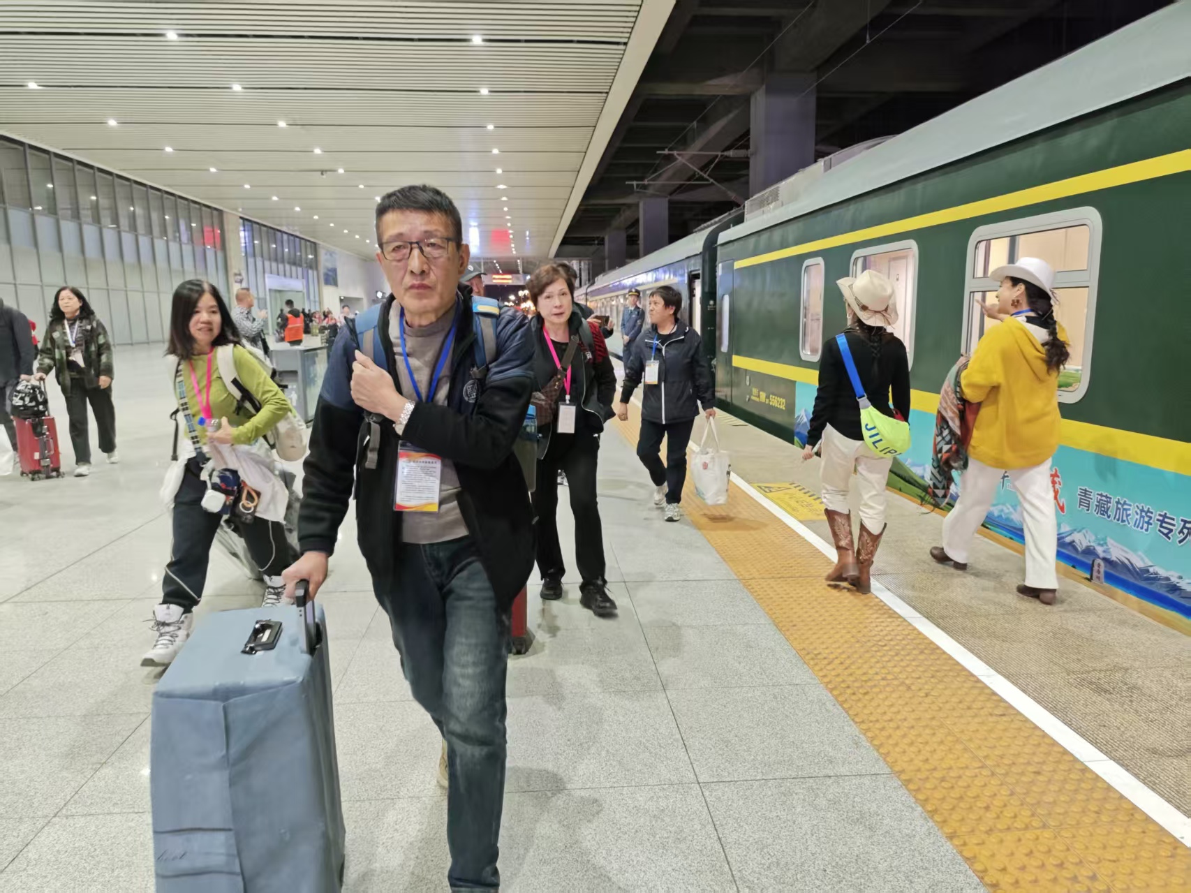 高原铁路开行今年首趟桃花节主题专列