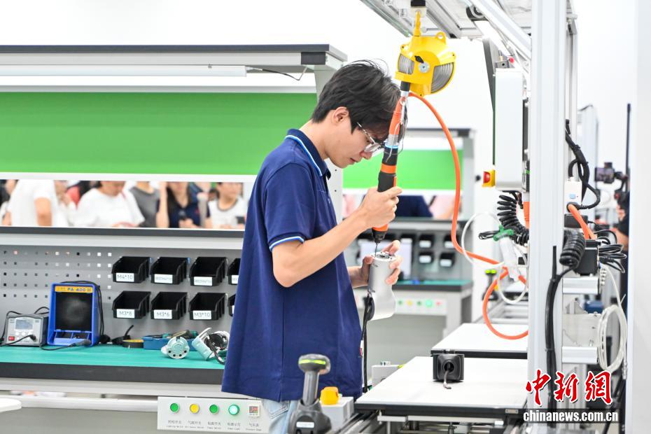 深圳首条人形机器人中试产线投运