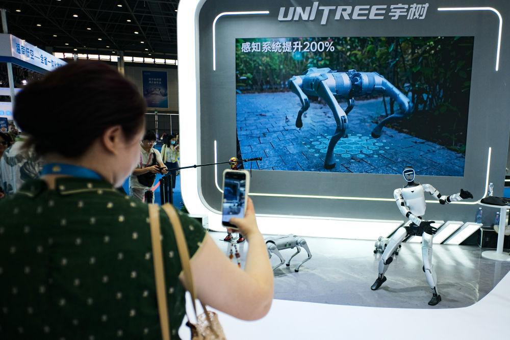 第六届消博会:AI绘就消费新图景 第六届消博会:AI绘就消费新图景