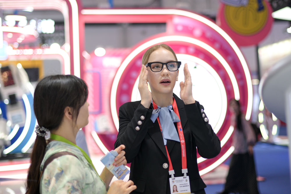 第六届消博会:AI绘就消费新图景 第六届消博会:AI绘就消费新图景