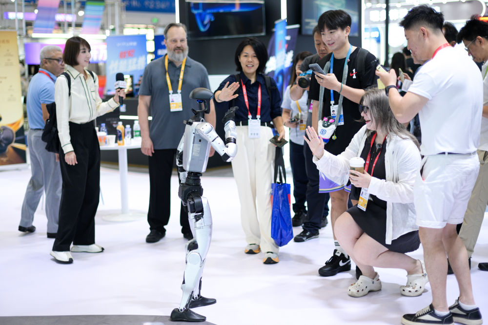 第六届消博会:AI绘就消费新图景 第六届消博会:AI绘就消费新图景