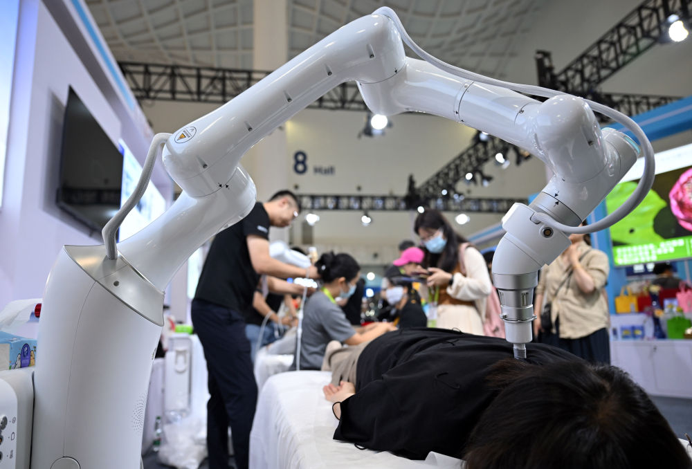 第六届消博会:AI绘就消费新图景 第六届消博会:AI绘就消费新图景