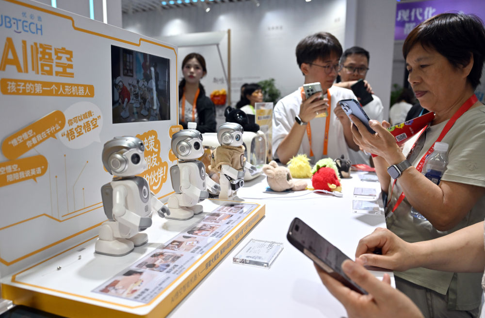 第六届消博会:AI绘就消费新图景 第六届消博会:AI绘就消费新图景