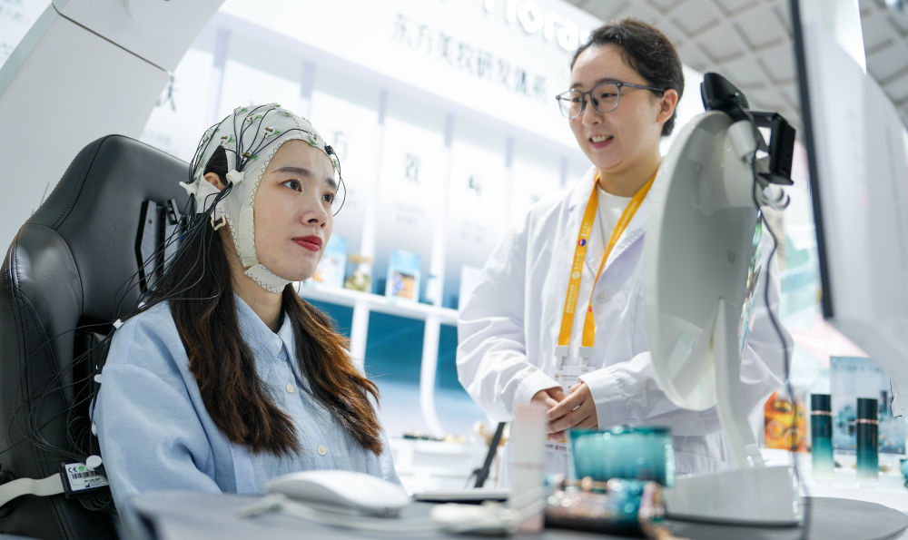 第六届消博会:AI绘就消费新图景 第六届消博会:AI绘就消费新图景