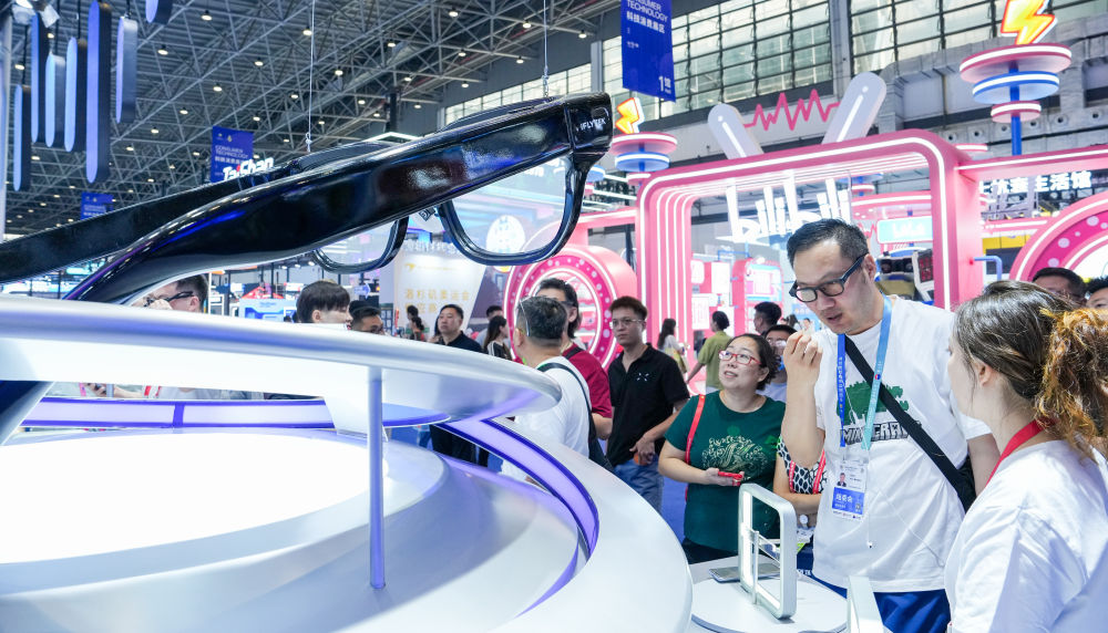 第六届消博会:AI绘就消费新图景 第六届消博会:AI绘就消费新图景