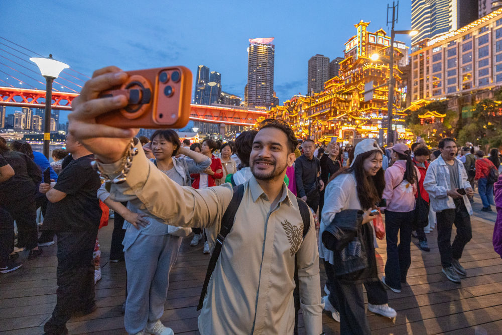 山城魅力引客来 外国游客沉浸式感受“中国式安全感”