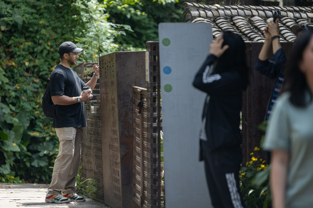 山城魅力引客来 外国游客沉浸式感受“中国式安全感”