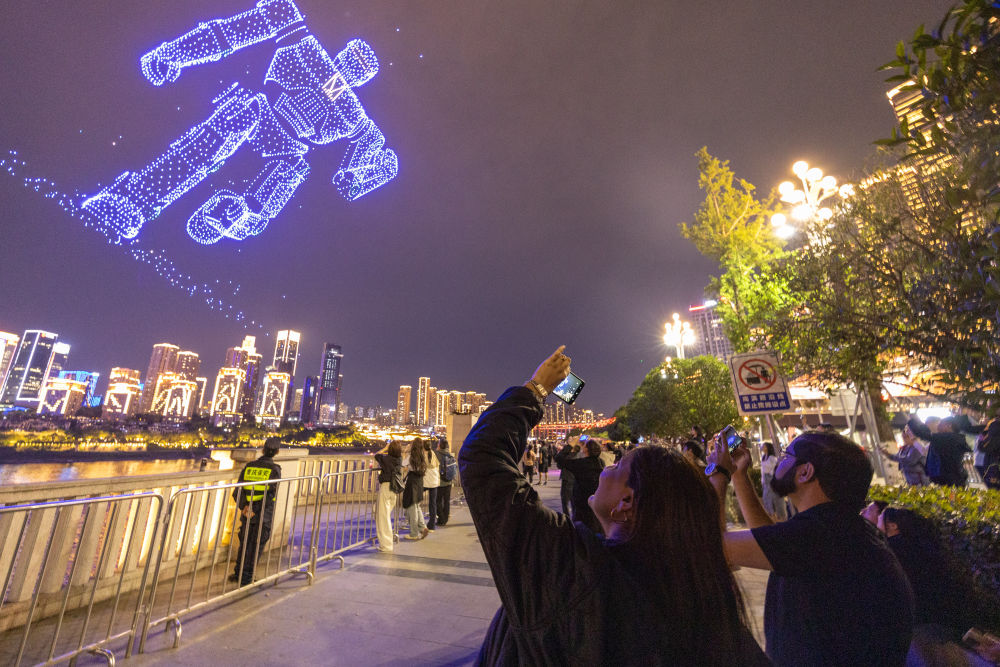 山城魅力引客来 外国游客沉浸式感受“中国式安全感”