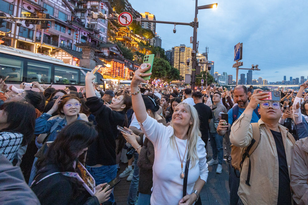 山城魅力引客来 外国游客沉浸式感受“中国式安全感”